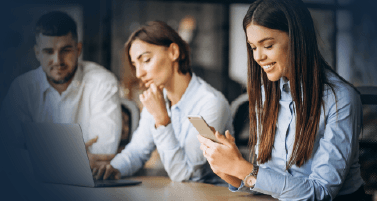 Cliente empresarial usando celular